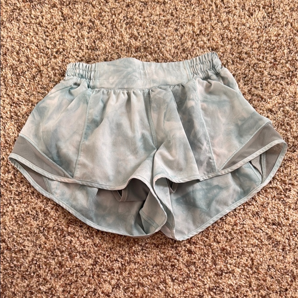 blue and white diamond dye size 2 lululemon Hotty Hot Low-Rise Lined Short 2.5"